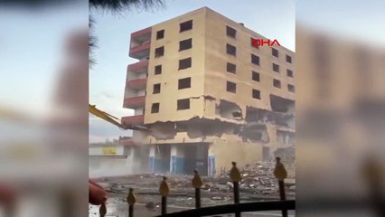 Depremde hasar alan bina yıkım sırasında çöktü
