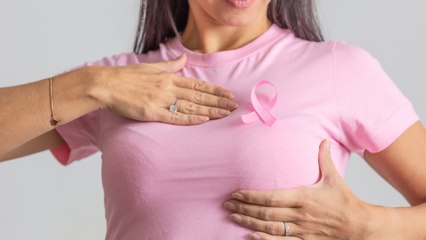 Brustkrebs: Auf diese Symptome solltest du beim Abtasten deiner Brust besonders achten