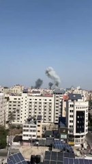 İsrail, Gazze'ye yoğun bombardıman başlattı