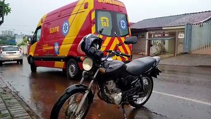 Ao desviar de carro, motociclista sofre queda e fica ferido no Cascavel Velho