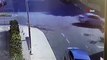 Otomobilin çarptığı motosiklet sürücüsü metrelerce savruldu