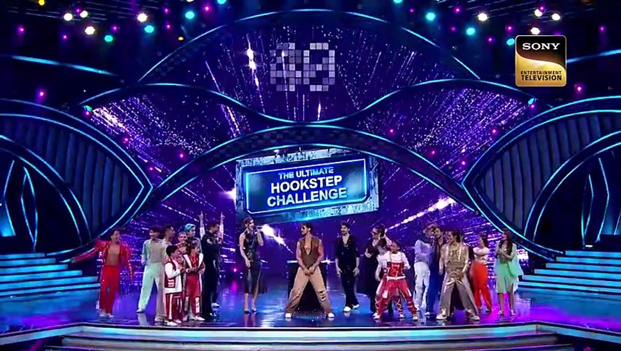 Indias Best Dancer S3  Tiger Shroff और Kriti Sanon न लगए Dancers क सथ ठमक  Best Moments_480p (1)