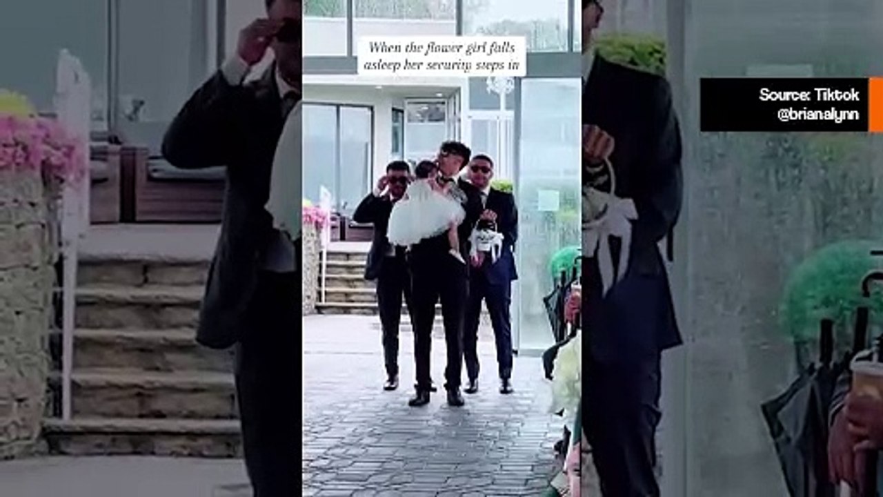 Süßes Video: Blumenmädchen schläft ein, wird von ihrem Cousin getragen und amüsiert die Hochzeitsgäste
