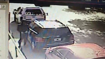 A plena luz del día y a la vista de todos, rompió la ventanilla y sustrajo elementos de una camioneta
