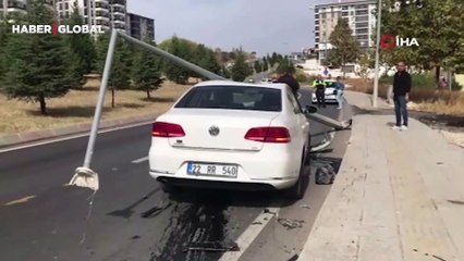 Sivrisinek kazaya sebep oldu! Yerinden sökülen direk otomobilin üzerine devrildi