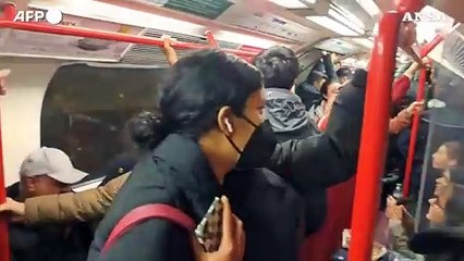 Londra, autista della metropolitana guida il coro "Free Palestine"