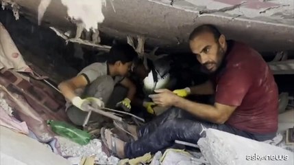 Gaza, si rimuovono le macerie a mani nude dopo gli ultimi attacchi