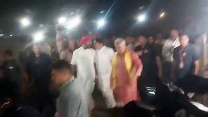आतिबाजी के बीच CM बघेल लोगों से मिलने मंच से नीचे उतरे, देखें वीडियो
