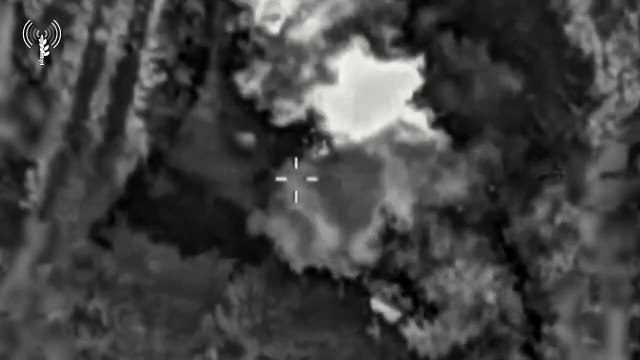 غارة إسرائيلية بثلاثة صواريخ على تلال كفرشوبا جنوب لبنان.