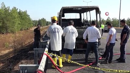 Antalya'da Karavana Çevrilen Midibüs Alev Alev Yandı, Bir Kişi Hayatını Kaybetti