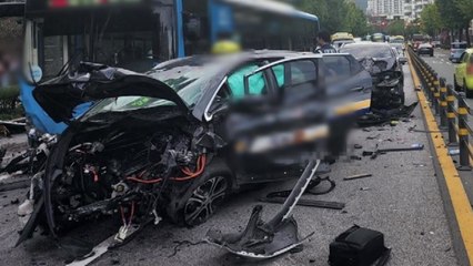 부산 교차로서 중앙선 침범 6중 충돌사고...10명 사상 / YTN