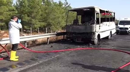 Karavana çevirdiği midibüsündeki yangını söndürmeye çalışırken öldü