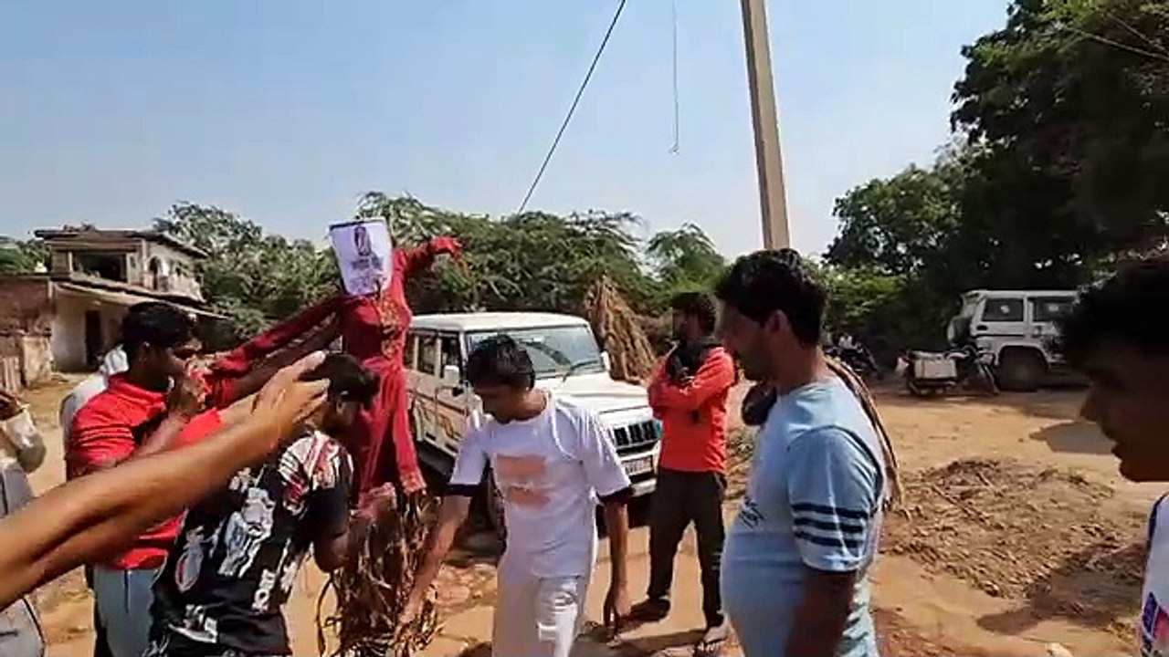 अब जाहिदा खान का फिर से विरोध, ग्रामीणों ने जलाए पुतले