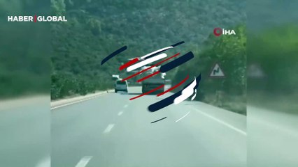 Sürücüler zor anlar yaşadı! Plastik malzeme taşıyan tır trafiği tehlikeye düşürdü