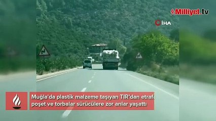 Plastik malzeme taşıyan TIR trafiği tehlikeye attı