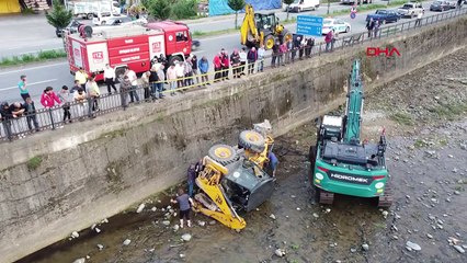Trabzon'da iş makinesi dereye düştü, operatör yaralandı