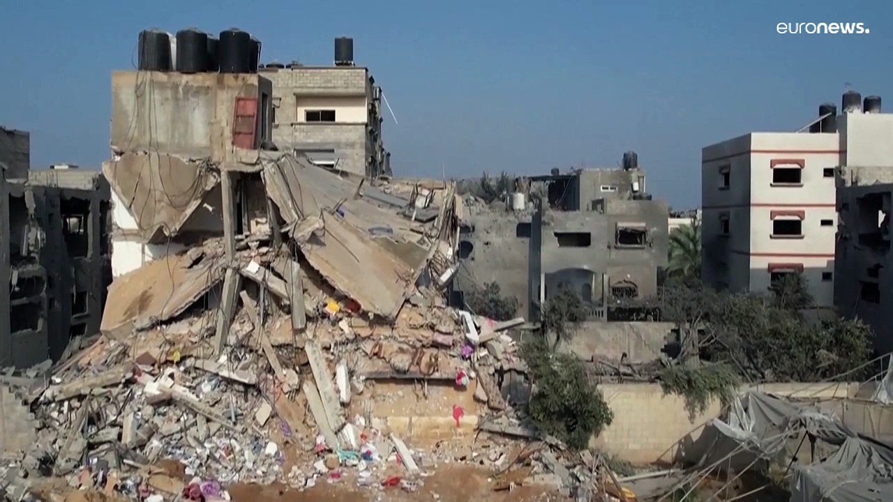 شاهد: تدمير مبنى سكني في غارة جوية إسرائيلي على...