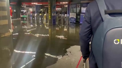 Roma sott'acqua, le immagini dell'allagamento della metro A