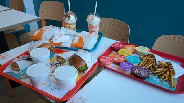 Popeyes is opening in Manchester this week and we tried a huge selection from the menu and made our own chicken sandwich in the kitchen