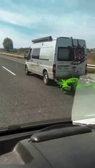Kawasaki  Ninja cai de carrinha e condutor segue como se nada tivesse acontecido