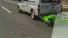 Kawasaki  Ninja cai de carrinha e condutor segue como se nada tivesse acontecido