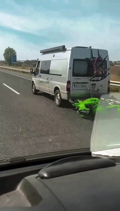 Kawasaki  Ninja cai de carrinha e condutor segue como se nada tivesse acontecido