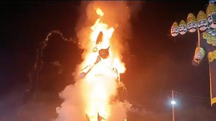 विजयादशमी पर रावण के पुतलों का दहन किया