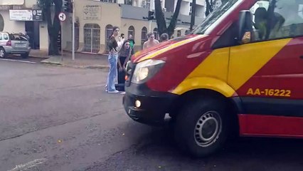 Forte colisão deixa motociclista ferida na rua Paraná