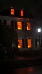 Il simule que sa maison est en feu pour Halloween... flippant et réaliste