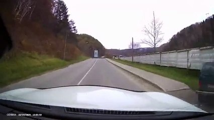 Il évite de peu un camion sans frein