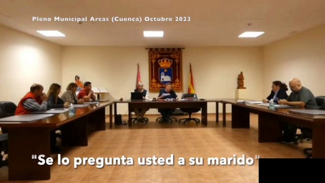 El regidor del PSOE en Arcas (Cuenca) le dice a la portavoz del PP que pregunte a su marido para entender un tema del pleno municipal
