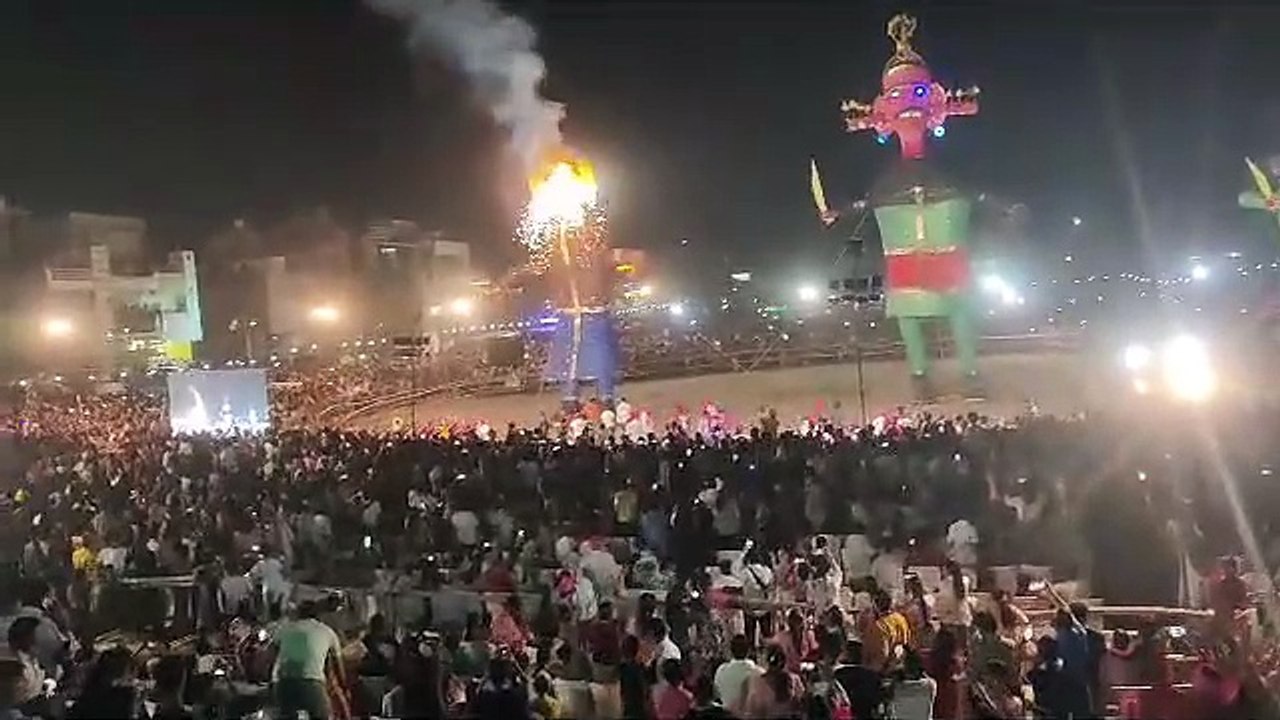 रावण दहन होते ही गूंजे श्रीराम के जयकारे, रोशनी से नहाया आसमान, देखे वीडियो