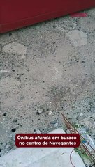 Ônibus afunda em buraco no centro de Navegantes