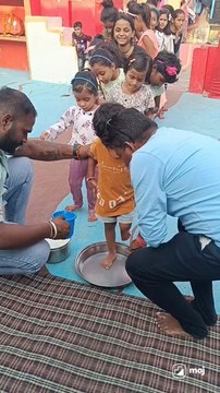 रावतभाटा वार्ड नंबर 22 चर्च बस्ती दुर्गा माता मंदिर पर नोवमी के दिन कन्या के पैर धोकर साफ कर भोजन कराया गया