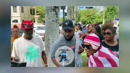 Lanzando dinero y con música a todo volumen moradores esperan conocimiento del fallo contra el rapero Tekashi 69