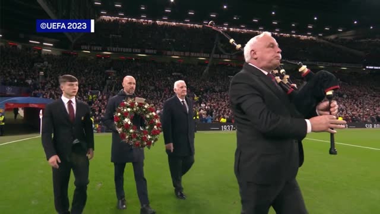 Manchester United pay tribute to Bobby Charlton
