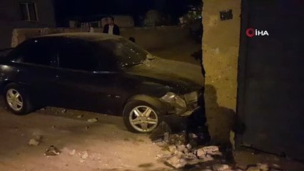Çorum'da İki Otomobil Çarpışarak Bir Evin Duvarına Çarptı