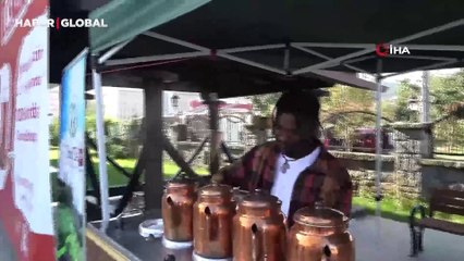 Rize'nin Ganalı Laz uşağı, 100. yıla özel Rizelilere çay dağıttı