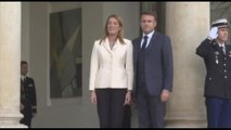 Emmanuel Macron riceve Roberta Metsola all'Eliseo di Parigi