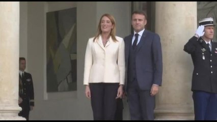 Emmanuel Macron riceve Roberta Metsola all'Eliseo di Parigi