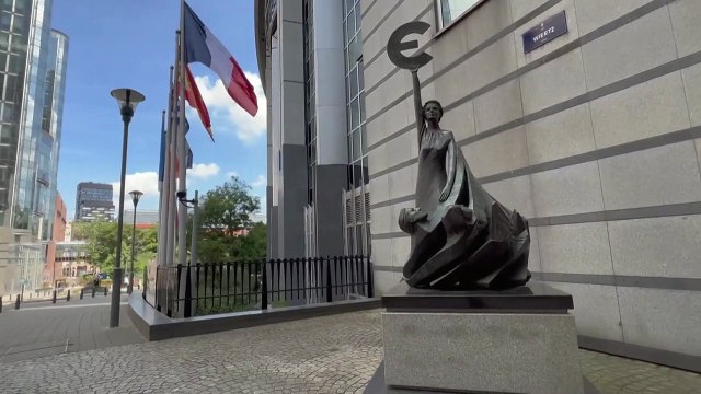 PIB de la eurozona se contrae en el tercer trimestre, e inflación cede en octubre