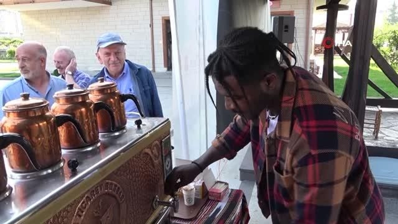 Rize'nin Ganalı Laz uşağı 100. yıl şerefine Rizelilere çay dağıttı