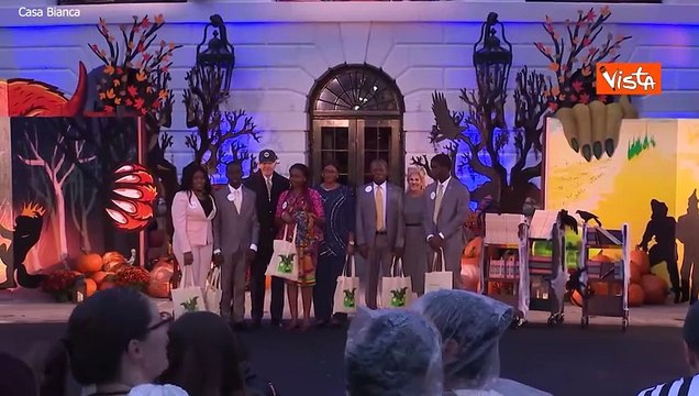 Biden distribuisce dolcetti ai bambini per Halloween alla Casa Bianca