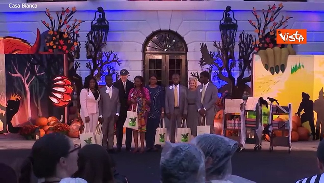 Biden distribuisce dolcetti ai bambini per Halloween alla Casa Bianca