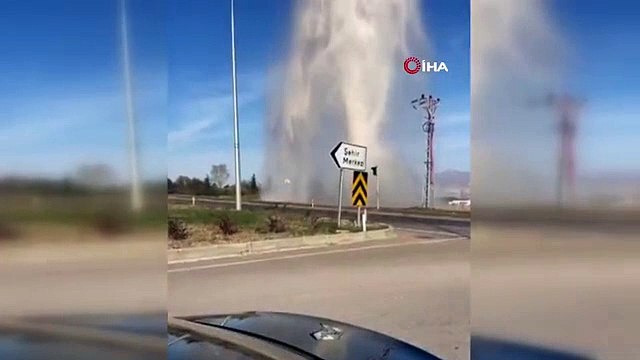 Sivas'ta İçme Suyu Borusu Patladı, Fışkıran Su Metrelerce Yükseğe Ulaştı
