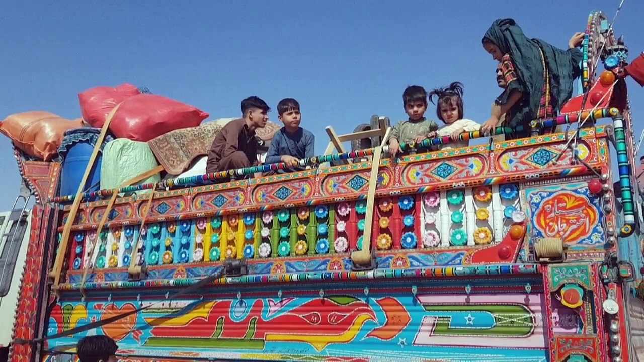 عشرات آلاف المهاجرين الأفغان يغادرون باكستان لتجنب توقيفهم
