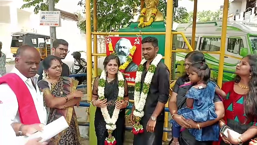 சேலம் ரயில் நிலையம் முன்பாக சுயமரியாதை திருமணம் செய்துகொண்ட காதல் ஜோடி