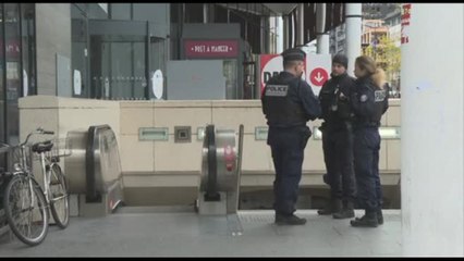 Paura a Parigi, una donna minaccia di farsi esplodere nella metro