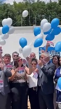 Embaixador de Israel e parlamentares soltam balões em solidariedade aos sequestrados pelo Hamas