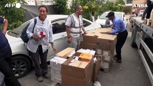 Gaza, aiuti della Croce Rossa consegnati all'ospedale Nasser